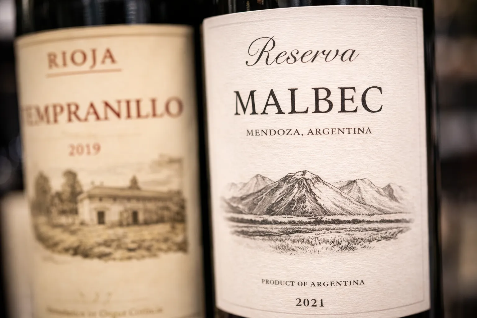 Close no rótulo destacando uva, região e safra.